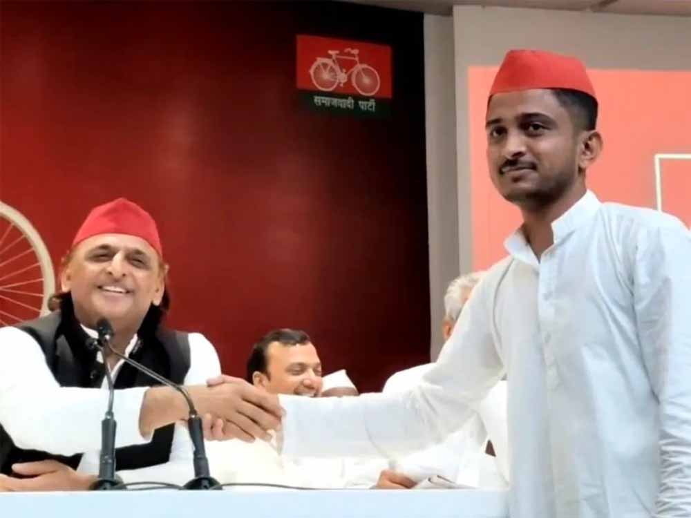 अखिलेश से मिलकर पुलिस पर लगाया था रिश्वत का आरोप, अब खुद फंसा; पिता ने ही खोली पोल