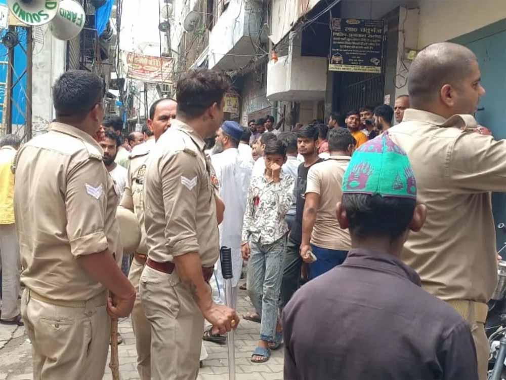 बरेली में ताजिया रखने के दौरान टूटा चबूतरा, तनाव के बीच धरने पर बैठे व्यापारी