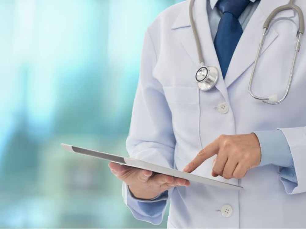 महिला सहकर्मी से शादी से इनकार पर बेकाबू हुआ डॉक्टर, मारपीट कर छीना मोबाइल