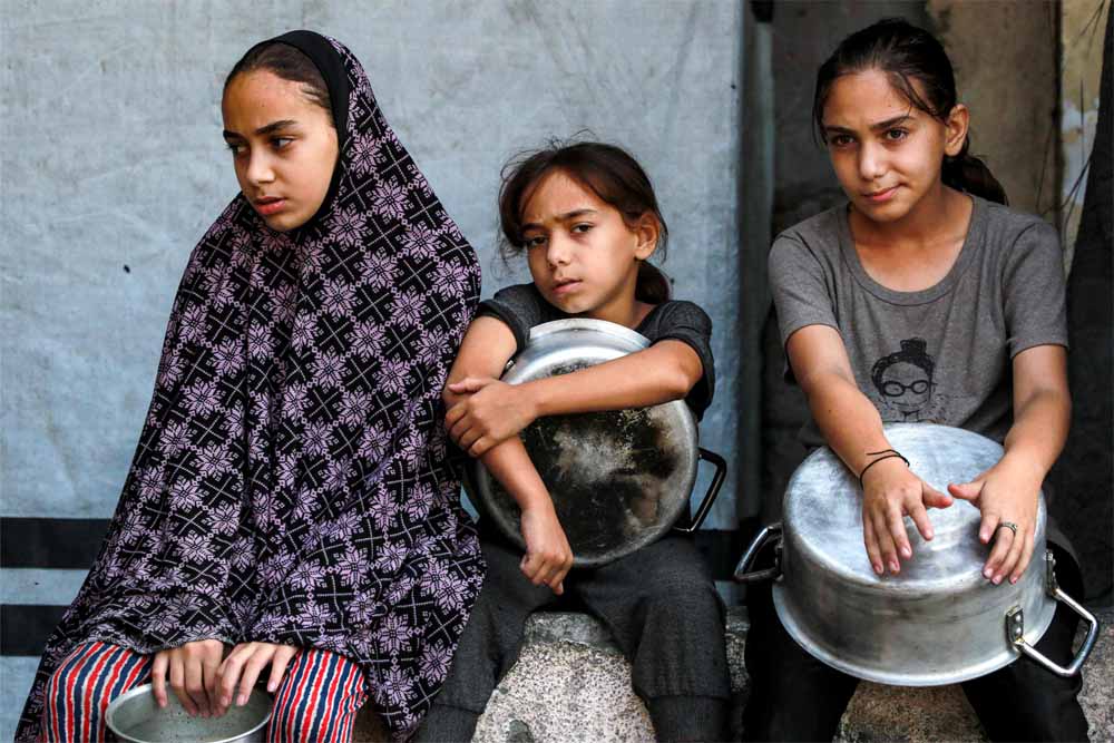 गाजा की भूख की कहानी: खाना बनने से पहले ही लग जाती है लंबी लाइन