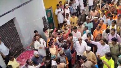 बरेली में दिखी गंगा-जमुनी तहज़ीब, नमाज के बाद मुस्लिमों ने कांवड़ियों पर बरसाए फूल बरेली में दिखी गंगा-जमुनी तहज़ीब, नमाज के बाद मुस्लिमों ने कांवड़ियों पर बरसाए फूल