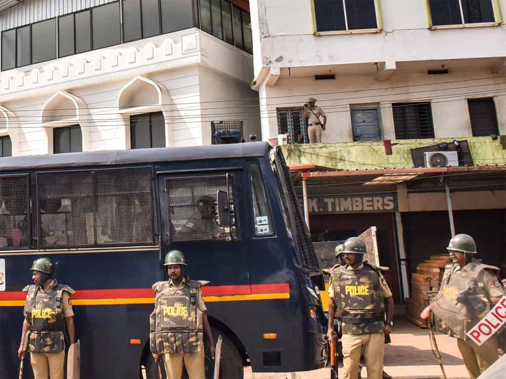 कर्नाटक के शिवमोगा में मूर्ति तोड़फोड़ से तनाव, गणेश और नाग देवता की प्रतिमाएं क्षतिग्रस्त कर्नाटक के शिवमोगा में मूर्ति तोड़फोड़ से तनाव, गणेश और नाग देवता की प्रतिमाएं क्षतिग्रस्त