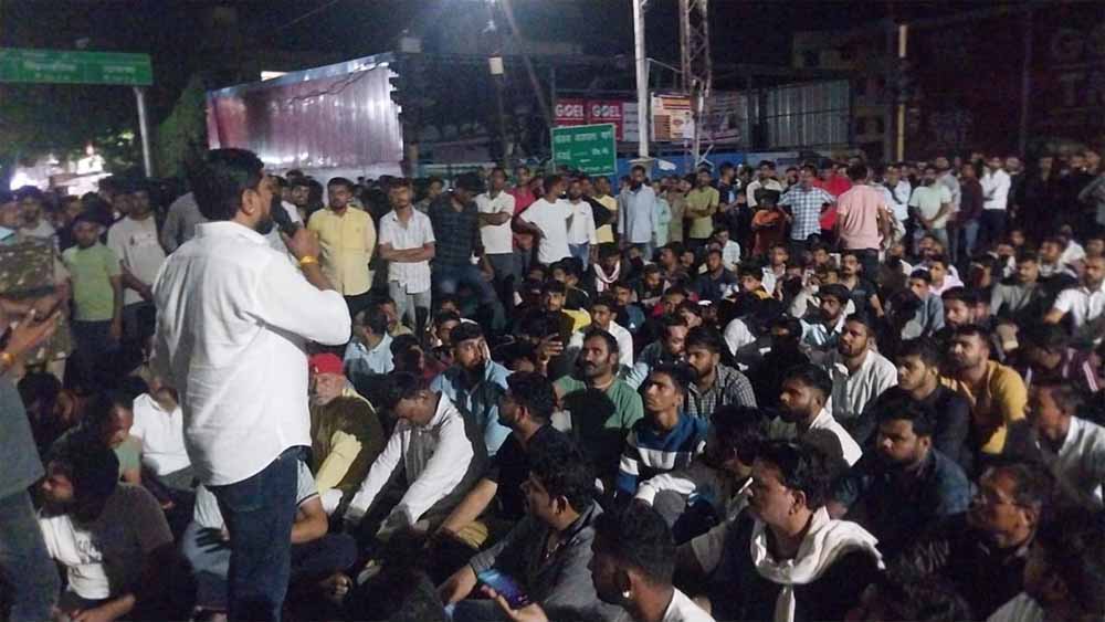 हरदा में करणी सेना का प्रदर्शन उग्र, पुलिस ने आंसू गैस और वाटर कैनन से किया कंट्रोल