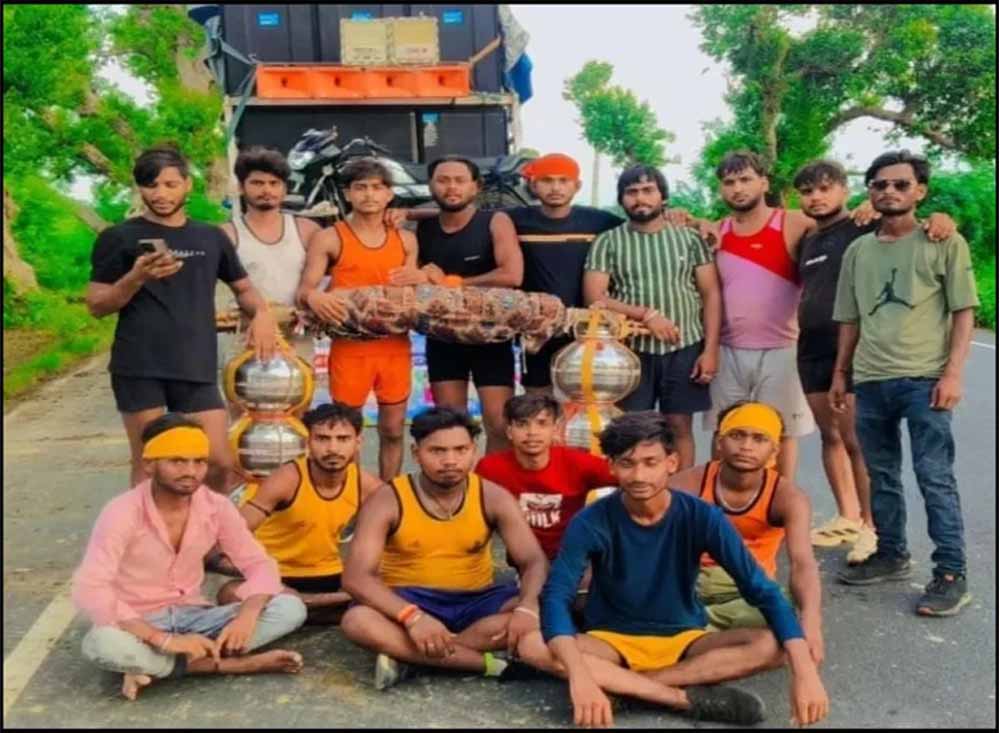 151 किलो की कांवड़ उठाकर निकले मुस्लिम श्रद्धालु, बोले- हमारी पहली पहचान सनातन है