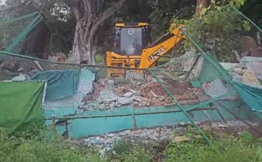 धामी सरकार ने काशीपुर में अवैध कब्जे की नीयत से बनी मजारों पर चलाया बुलडोजर, 5 संरचनाएं ढहाई धामी सरकार ने काशीपुर में अवैध कब्जे की नीयत से बनी मजारों पर चलाया बुलडोजर, 5 संरचनाएं ढहाई