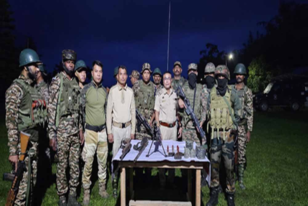 मणिपुर पुलिस की बड़ी कार्रवाई, भारी मात्रा में हथियार बरामद मणिपुर पुलिस की बड़ी कार्रवाई, भारी मात्रा में हथियार बरामद