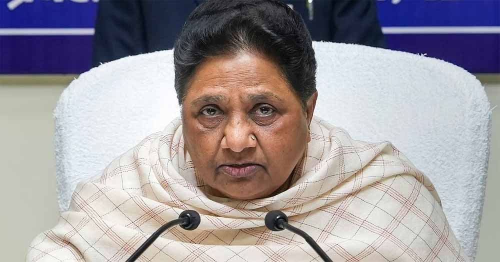 मायावती ने प्राथमिक विद्यालयों को विलय करने के कदम की आलोचना की मायावती ने प्राथमिक विद्यालयों को विलय करने के कदम की आलोचना की