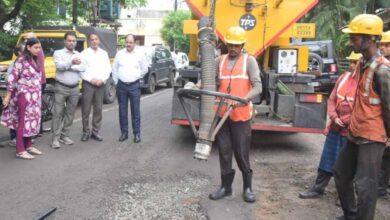 भोपाल में जैट पेचर तकनीक से सड़कों के गड्ढे भरने के कार्य का प्रदर्शन भोपाल में जैट पेचर तकनीक से सड़कों के गड्ढे भरने के कार्य का प्रदर्शन