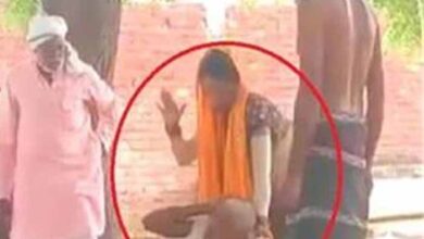 बहू का कहर: ससुर को चारपाई से बांधा, थप्पड़ों की बारिश…वीडियो हुआ वायरल बहू का कहर: ससुर को चारपाई से बांधा, थप्पड़ों की बारिश…वीडियो हुआ वायरल