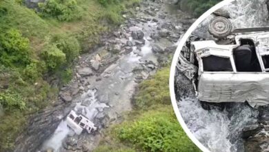 पिथौरागढ़ में दर्दनाक हादसा: खाई में गिरी टैक्सी, 8 लोगों की मौत पिथौरागढ़ में दर्दनाक हादसा: खाई में गिरी टैक्सी, 8 लोगों की मौत