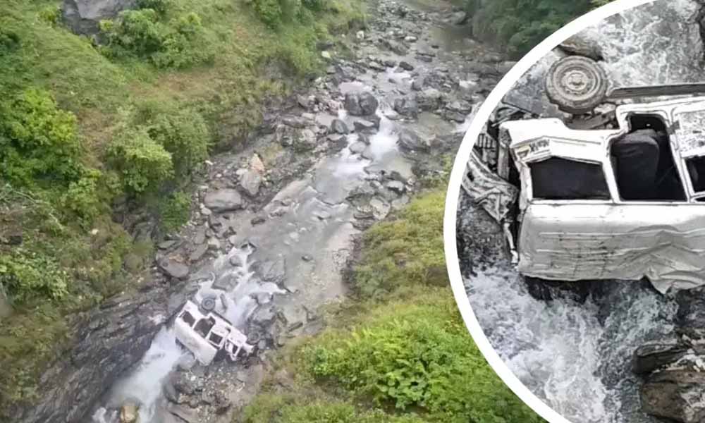 पिथौरागढ़ में दर्दनाक हादसा: खाई में गिरी टैक्सी, 8 लोगों की मौत पिथौरागढ़ में दर्दनाक हादसा: खाई में गिरी टैक्सी, 8 लोगों की मौत
