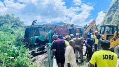 ऋषिकेश-गंगोत्री हाईवे पर कांवड़ियों से भरा ट्रक पलटा, 3 की मौत, 16 घायल