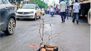 बारिश से निर्माण कार्यो की खुली पोल, अचानक धंस गई लिंक रोड की सड़क, तेज रफ्तार कार का चक्का फंसा बारिश से निर्माण कार्यो की खुली पोल, अचानक धंस गई लिंक रोड की सड़क, तेज रफ्तार कार का चक्का फंसा