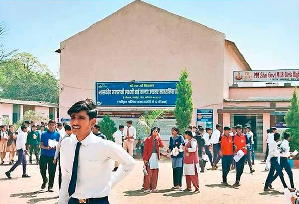 भोपाल: पीएमश्री एमएलबी स्कूल की कक्षा में गिरा प्लास्टर, दो छात्राएं घायल