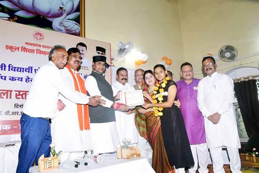 विद्यार्थी समाज एवं राष्ट्र के पुनउर्त्थान के लिये पढ़ाई करें : मंत्री सारंग विद्यार्थी समाज एवं राष्ट्र के पुनउर्त्थान के लिये पढ़ाई करें : मंत्री सारंग