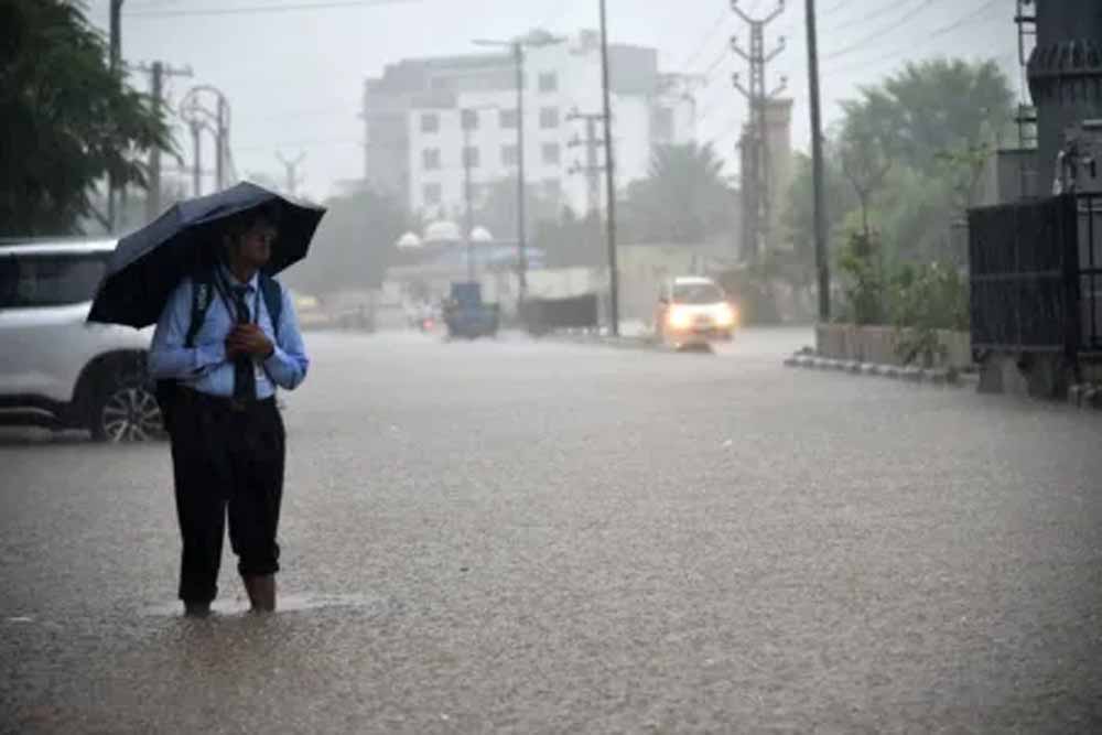 24 जुलाई से 30 जिलों में मूसलधार बारिश का अलर्ट, वज्रपात से सतर्क रहने की चेतावनी