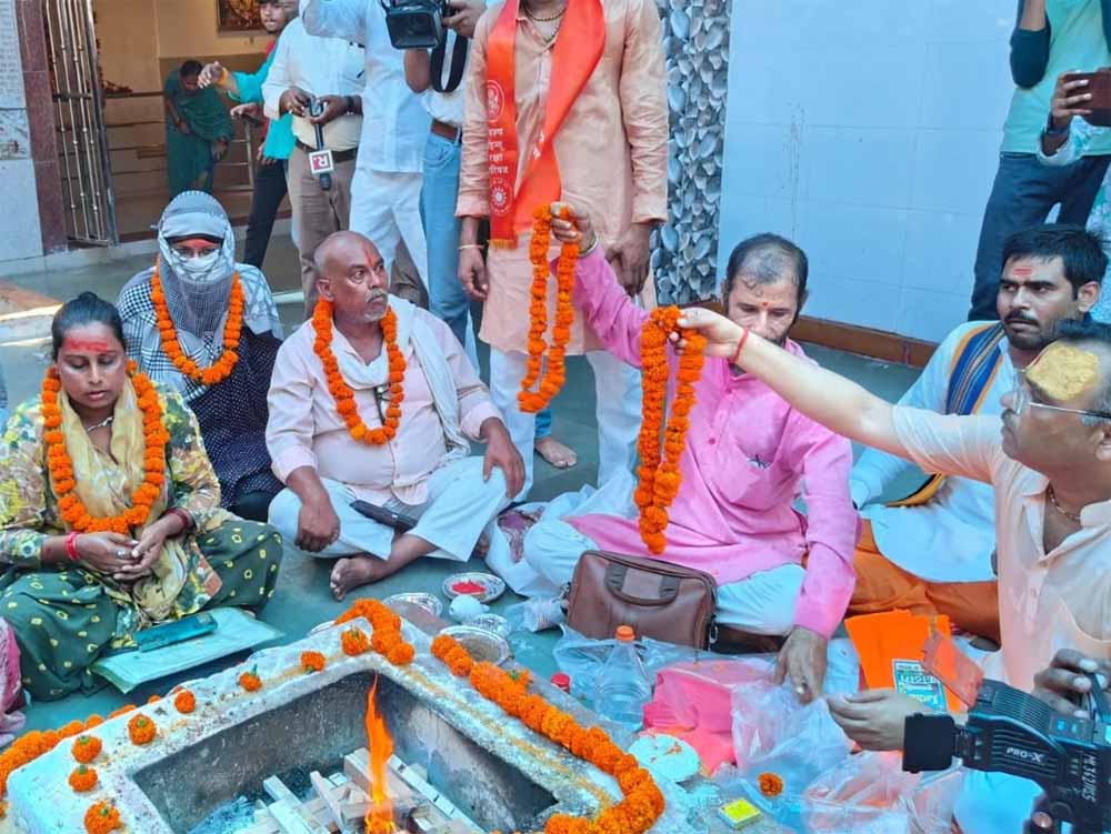 UP में 12 लोगों ने छोड़ा इस्लाम, लौटे हिंदू धर्म में; जलालुद्दीन पर धर्मांतरण का आरोप UP में 12 लोगों ने छोड़ा इस्लाम, लौटे हिंदू धर्म में; जलालुद्दीन पर धर्मांतरण का आरोप