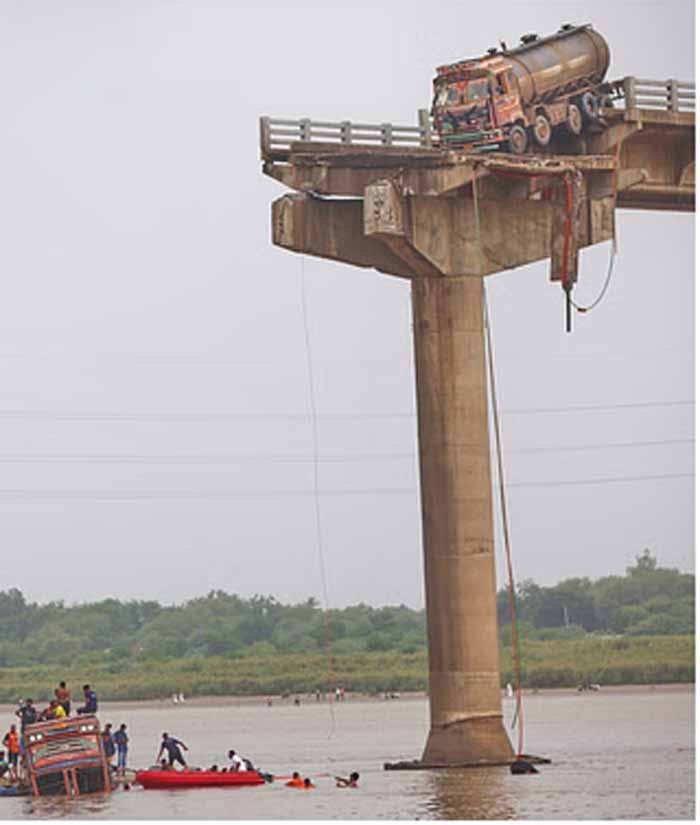 वडोदरा हादसे के बाद बड़ी कार्रवाई, चार इंजीनियर निलंबित, सभी पुलों के निरीक्षण के आदेश