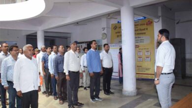 कलेक्ट्रेट कार्यालय में माह के पहले दिवस वंदेमातरम का गायन हुआ