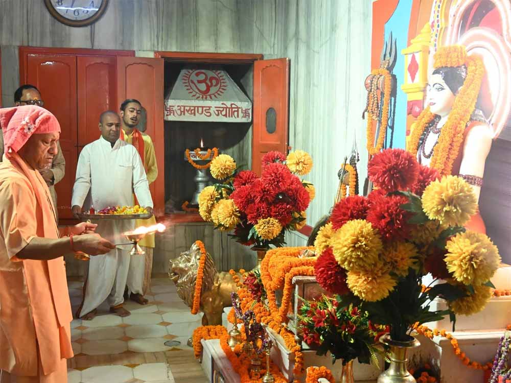 गुरु पूर्णिमा पर CM योगी का विशेष पूजन, गोरखनाथ मंदिर में की महाआरती