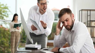 इन आदतों की वजह से लोग नहीं करते आपकी कद्र, जीवन बन जाते हैं मजाक