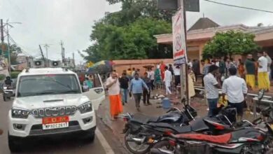 SDM का अलग अंदाज़: लुंगी पहन पहुंचे अतिक्रमण हटाने, हाथ में माइक से किया ऐलान