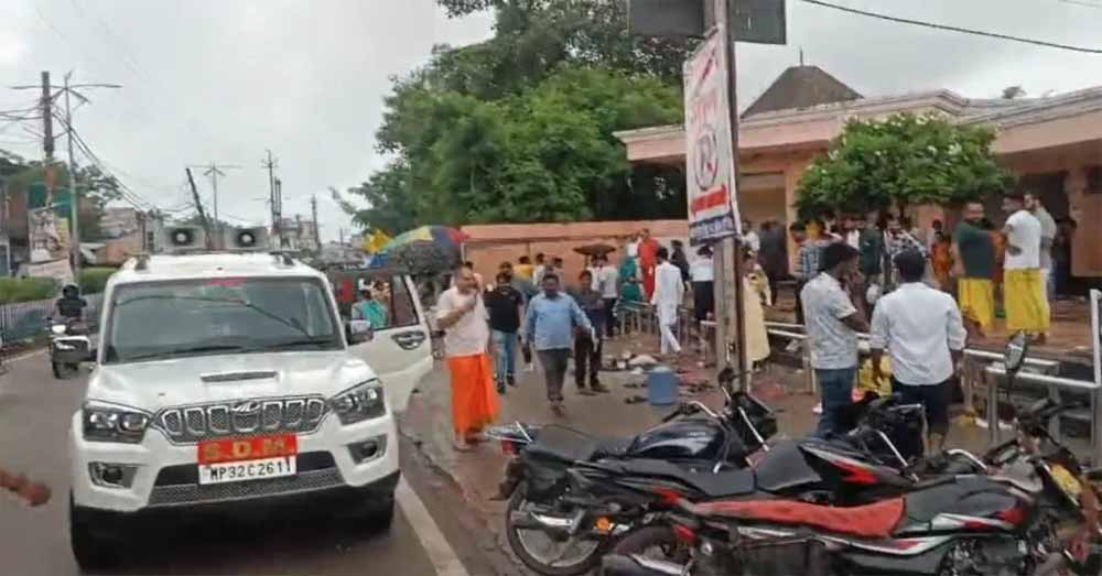 SDM का अलग अंदाज़: लुंगी पहन पहुंचे अतिक्रमण हटाने, हाथ में माइक से किया ऐलान