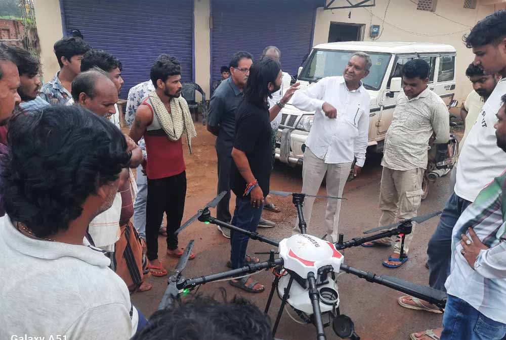 ड्रोन तकनीक से किया जा रहा है, नैनो यूरिया का छिड़काव