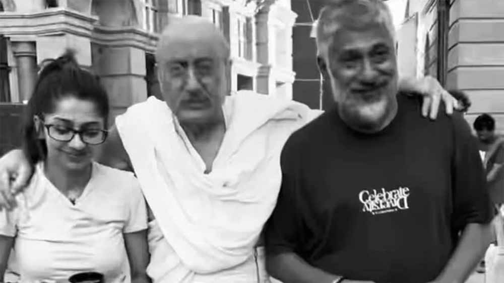 अनुपम खेर ने ‘द बंगाल फाइल्स’ से शेयर किया ‘बापू’ वाला लुक, विवेक रंजन अग्निहोत्री भी दिखे साथ