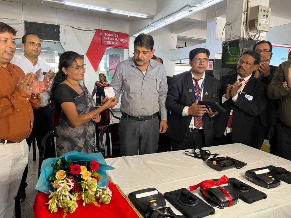 रायपुर रेलवे स्टेशन हुआ हाई-टेक: अब TTE देंगे टिकट, लंबी लाइनों से मिलेगी राहत