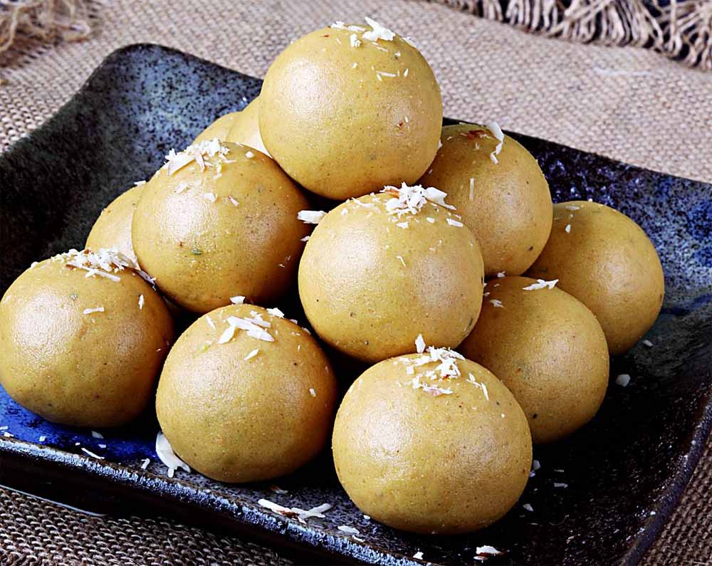 घर पर ऐसे बनाएं स्वादिष्ट बेसन के लड्डू
