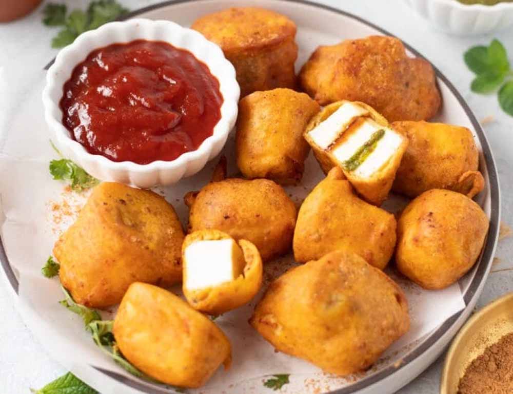 बार‍िश के मौसम में बनाए क्र‍िस्‍पी पनीर पकौड़े