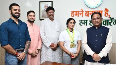 मुख्यमंत्री साय से एशियन अफ्रीकन पैसिफिक पावरलिफ्टिंग चैंपियनशिप की स्वर्ण पदक विजेता नमी राय पारेख ने की मुलाकात