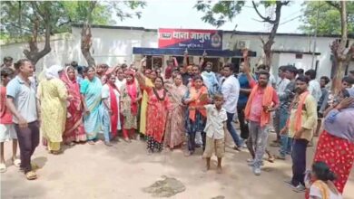 मंदिर में तोड़फोड़ पर बवाल: आक्रोशित भीड़ ने किया थाने का घेराव, आरोपी गिरफ्तार मंदिर में तोड़फोड़ पर बवाल: आक्रोशित भीड़ ने किया थाने का घेराव, आरोपी गिरफ्तार