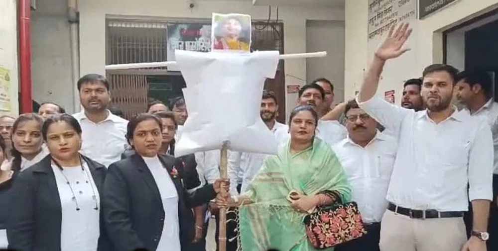 अनिरुद्धाचार्य विवाद कोर्ट पहुंचा: महिला वकीलों ने लगाई न्याय की गुहार