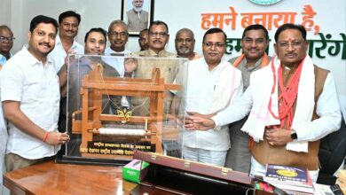 मुख्यमंत्री विष्णु देव साय से बुनकर समाज के प्रतिनिधिमंडल ने की सौजन्य भेंट मुख्यमंत्री विष्णु देव साय से बुनकर समाज के प्रतिनिधिमंडल ने की सौजन्य भेंट