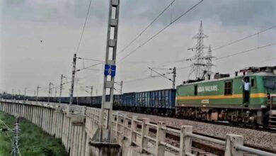 देश की पहली 4.5 किमी लंबी मालगाड़ी दौड़ी यूपी से, 354 वैगन और 7 इंजन के साथ रचा इतिहास