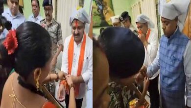 डिप्टी सीएम विजय और मंत्री केदार ने नक्सली महिलाओं से बंधवाई राखी, दिया भरोसा सुरक्षा का डिप्टी सीएम विजय और मंत्री केदार ने नक्सली महिलाओं से बंधवाई राखी, दिया भरोसा सुरक्षा का