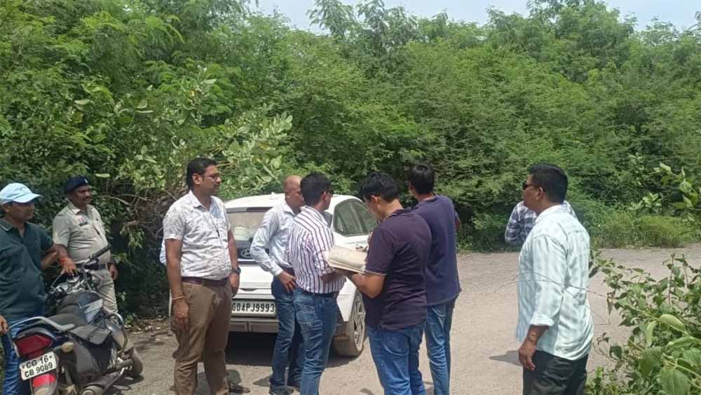 दिनदहाड़े सनसनी: कारोबारी की कार रोककर हथियारों के बल पर 15 लाख की लूट दिनदहाड़े सनसनी: कारोबारी की कार रोककर हथियारों के बल पर 15 लाख की लूट