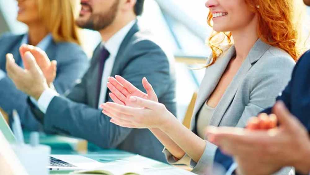 ऑफिस में सबके फेवरेट बनना है? अपनाएं ये 5 सीक्रेट क्वालिटी