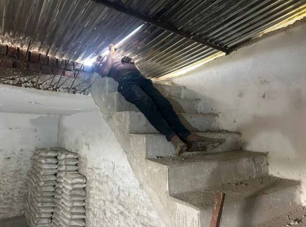 दुकान में सनसनी : संदिग्ध हालात में युवक की लाश मिलने से हड़कंप, परिजनों ने कहा- हत्या हुई है दुकान में सनसनी : संदिग्ध हालात में युवक की लाश मिलने से हड़कंप, परिजनों ने कहा- हत्या हुई है