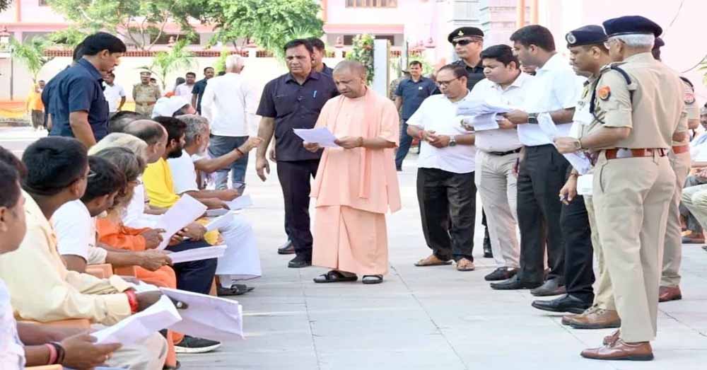 जनता दर्शन में सीएम योगी सख्त : गरीब की जमीन कब्जामुक्त कराने के दिए आदेश