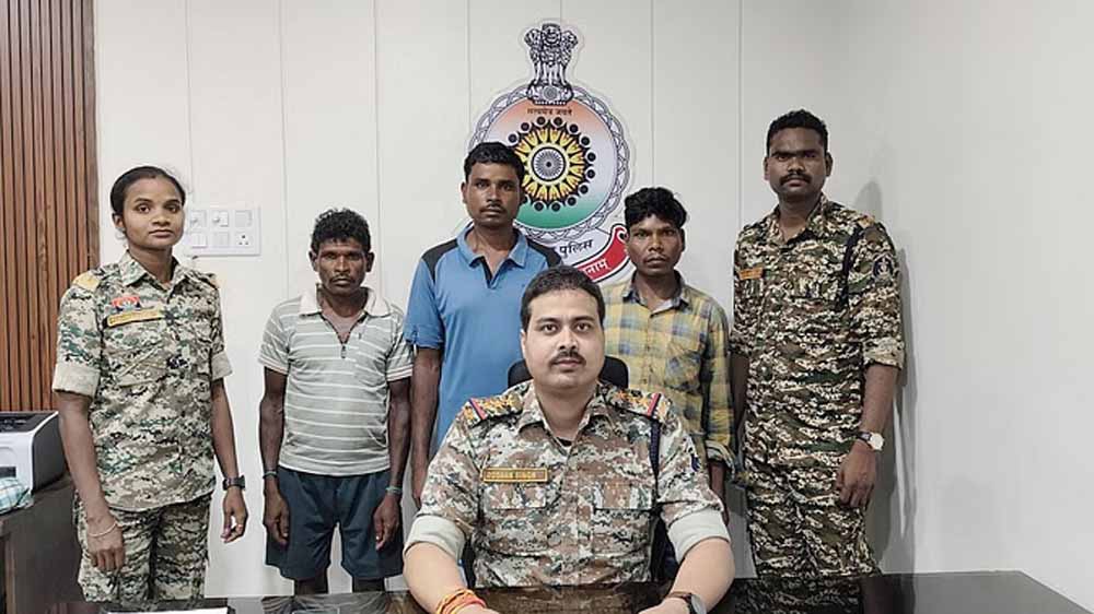 नक्सल विरोधी अभियान में बड़ी सफलता, दो लाख के इनामी सहित तीन नक्सली गिरफ्तार