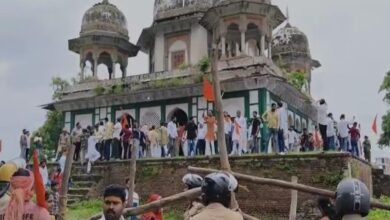 फतेहपुर में धार्मिक विवाद: मकबरे को मंदिर बताकर पूजा, फिर हुई तोड़फोड़