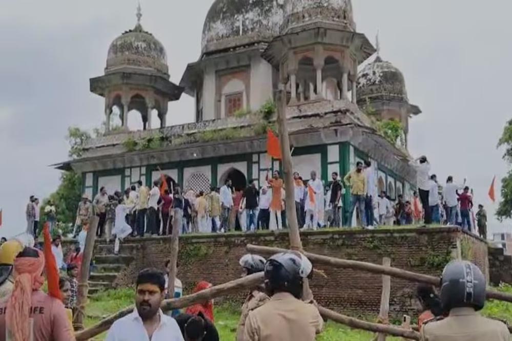 फतेहपुर में धार्मिक विवाद: मकबरे को मंदिर बताकर पूजा, फिर हुई तोड़फोड़ फतेहपुर में धार्मिक विवाद: मकबरे को मंदिर बताकर पूजा, फिर हुई तोड़फोड़