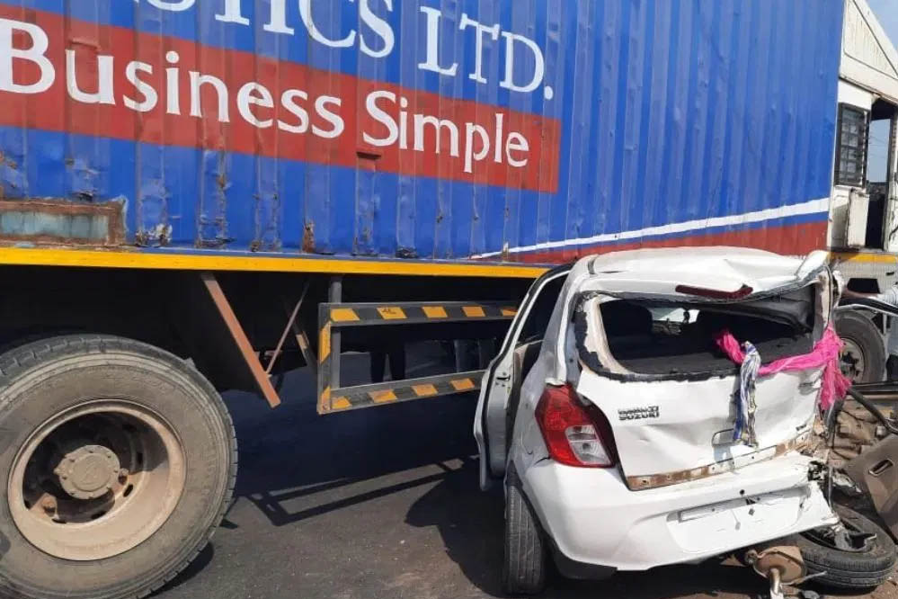 पुणे में तेज रफ्तार कंटेनर की भीषण टक्कर, 7 श्रद्धालुओं की दर्दनाक मौत पुणे में तेज रफ्तार कंटेनर की भीषण टक्कर, 7 श्रद्धालुओं की दर्दनाक मौत