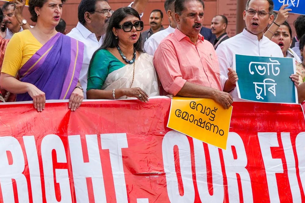 संसद के बाद सड़क पर संग्राम: 25 दलों के 300 सांसदों का मेगा मार्च