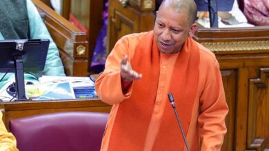 यूपी विधानसभा में CM योगी का सपा पर हमला: लोकतंत्र और सपा नदी के दो छोर यूपी विधानसभा में CM योगी का सपा पर हमला: लोकतंत्र और सपा नदी के दो छोर