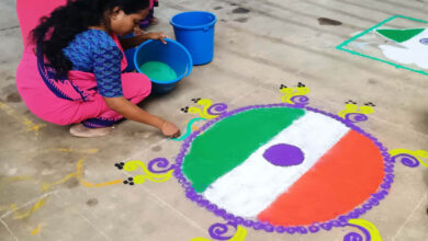 बहनों ने रंगोली बनाकर दिया हर घर तिरंगा अभियान का संदेश