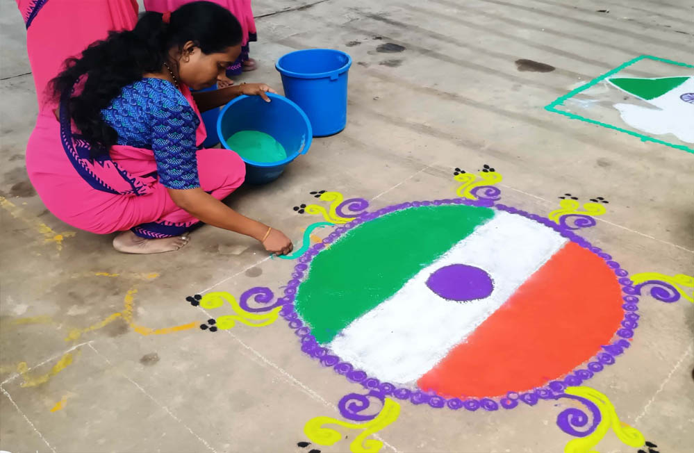 बहनों ने रंगोली बनाकर दिया हर घर तिरंगा अभियान का संदेश